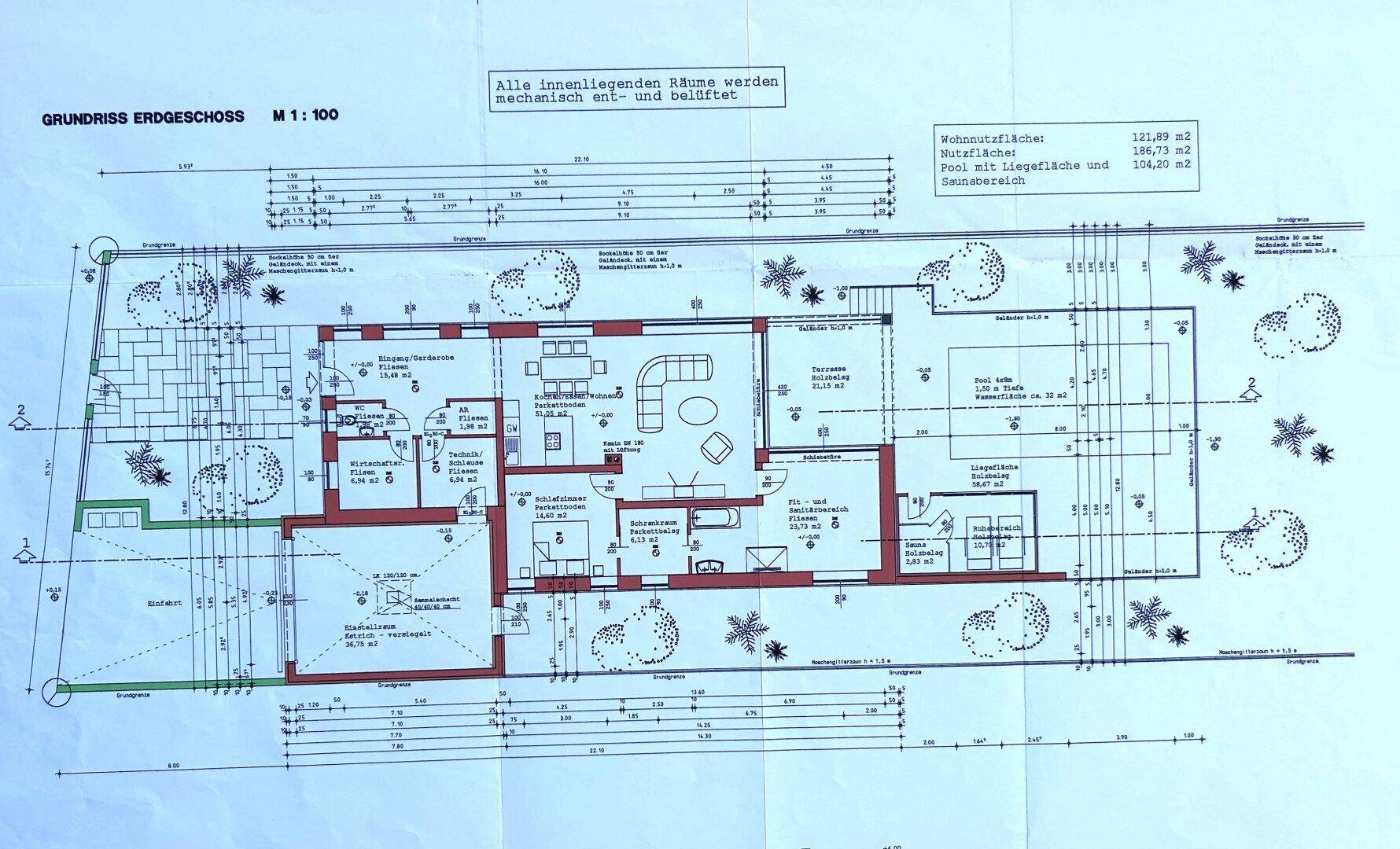 Grundriss des Erdgeschosses mit Wohnbereich, Schlafzimmern, Pool und Terrasse.