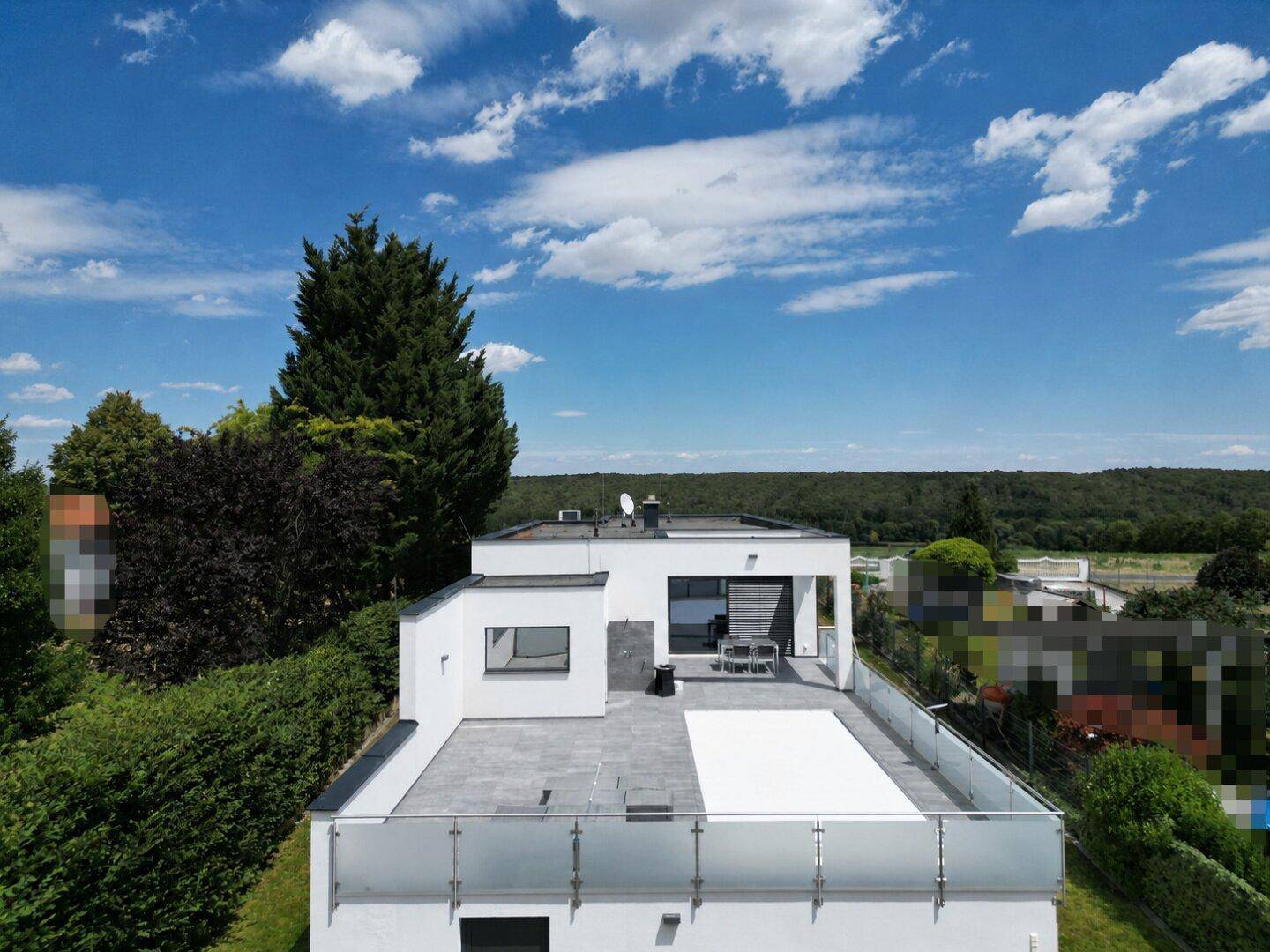 Große Dachterrasse mit modernen Fliesen, Glasgeländer und Sitzgelegenheiten, ideal zum Entspannen.