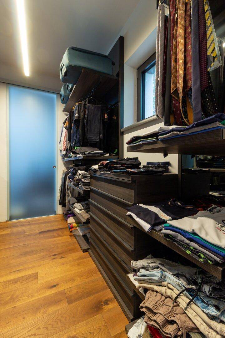 Praktischer begehbarer Kleiderschrank mit Regalen, Schubladen und Hängemöglichkeiten.