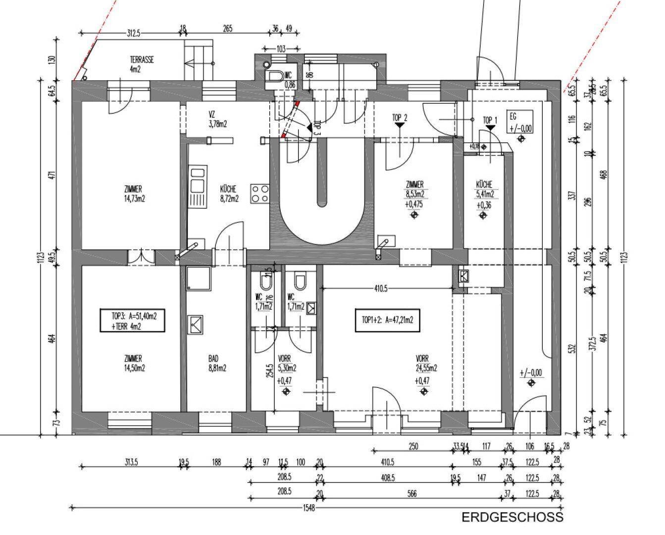 Grundriss des Erdgeschosses mit mehreren Zimmern, Küche, Bad und Terrasse.