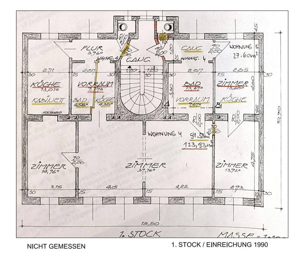 Handgezeichneter Grundriss des ersten Stocks mit mehreren Zimmern, Küche und Bad.