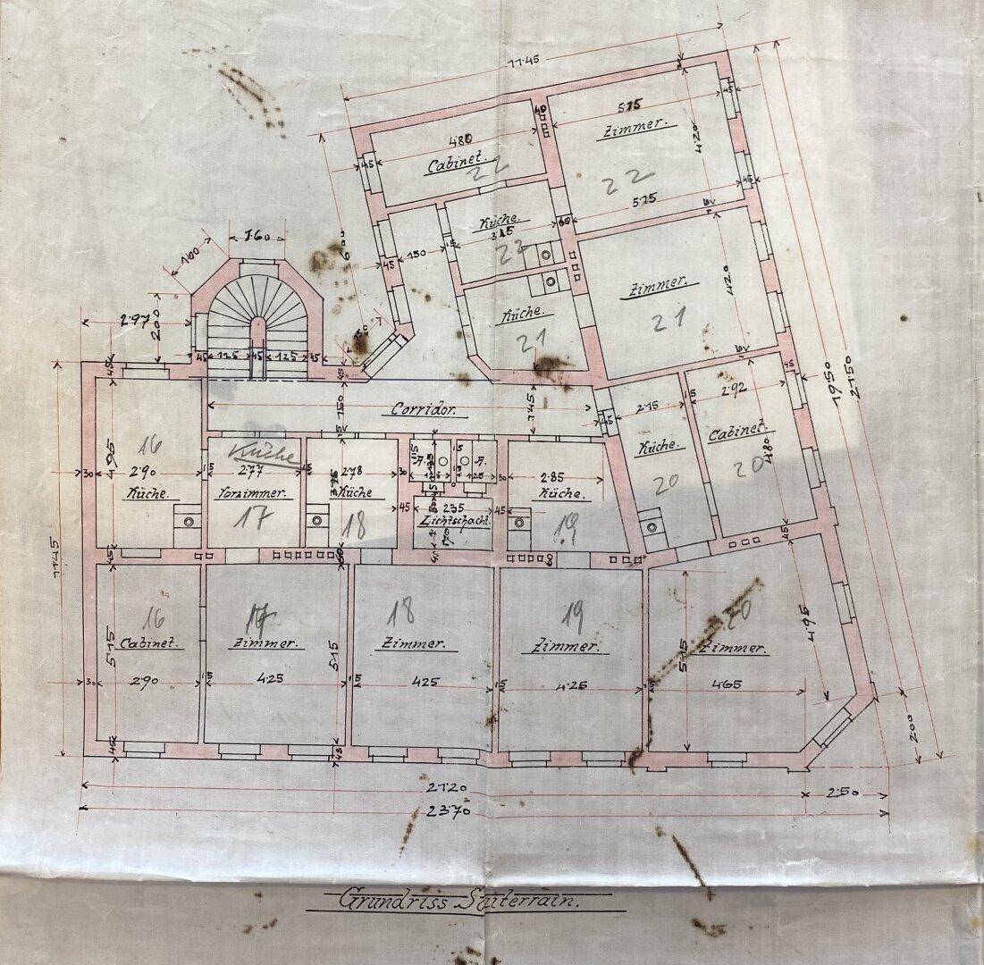 Historischer Grundriss des Souterrains mit vielen kleinen Räumen und einem zentralen Treppenhaus.