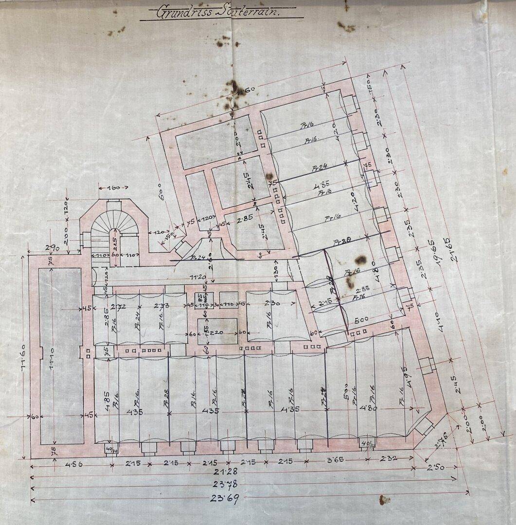 Detaillierter historischer Grundriss des Souterrains mit zahlreichen Maßangaben und Raumaufteilungen.