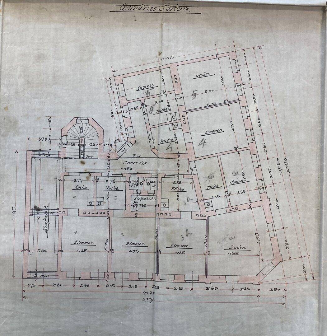 Historischer Grundriss des Parterres mit Ladenflächen und Wohnräumen, detailliert mit Maßangaben.