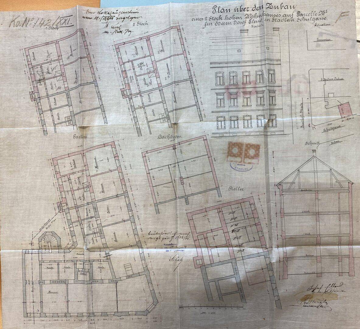 Umfassende historische Baupläne mit verschiedenen Grundrissen und Ansichten eines Gebäudes auf altem Papier.