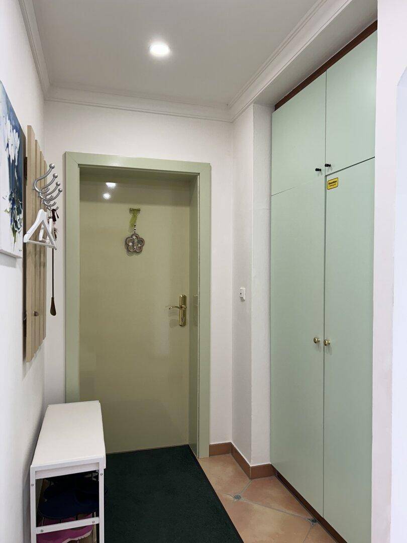 Heller Eingangsbereich mit praktischen Einbauschränken und einer Garderobe für Besucher.