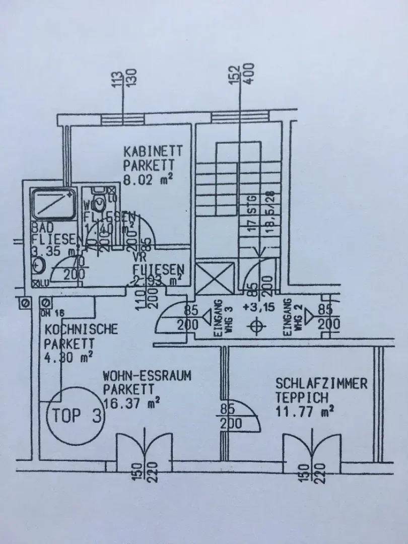 Grundriss einer Wohnung mit offenem Wohn-Essbereich, separatem WC und verschiedenen Bodenbelägen.