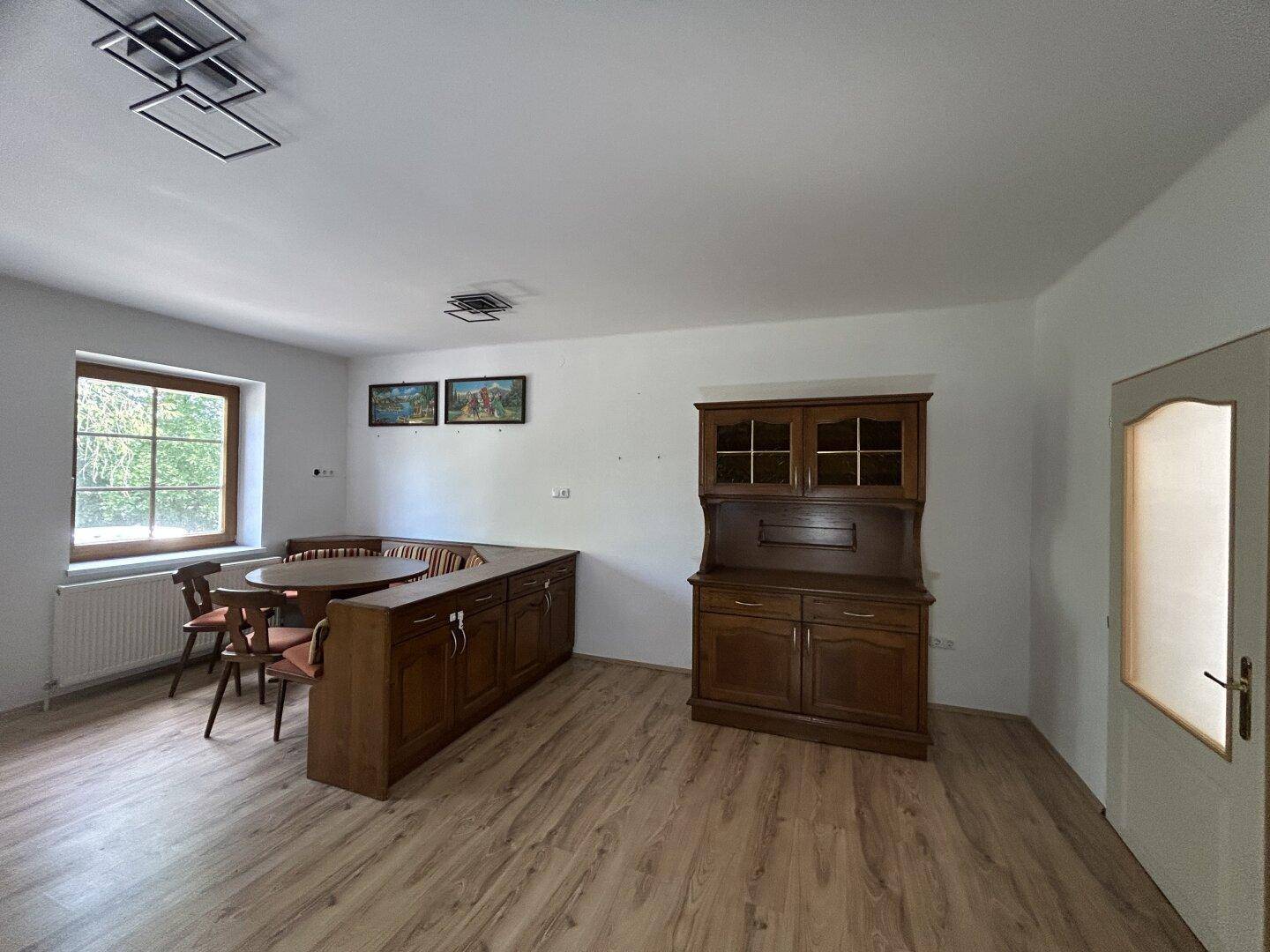 Gemütlicher Essbereich mit Eckbank, Holztisch und passendem Schrank, ideal für Familienmahlzeiten.