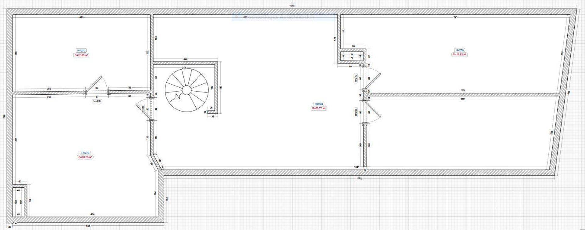 Detaillierter Grundrissplan einer Etage mit mehreren Zimmern und einer zentralen Wendeltreppe.