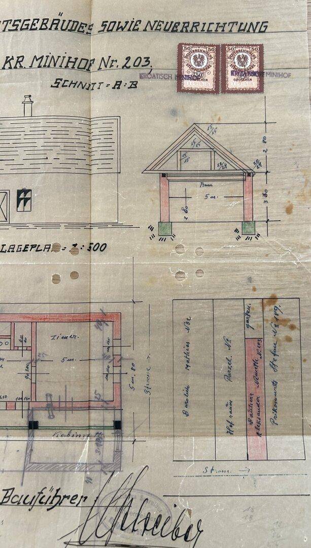 Detail eines alten Bauplans mit Giebelansicht und amtlichen Stempeln.