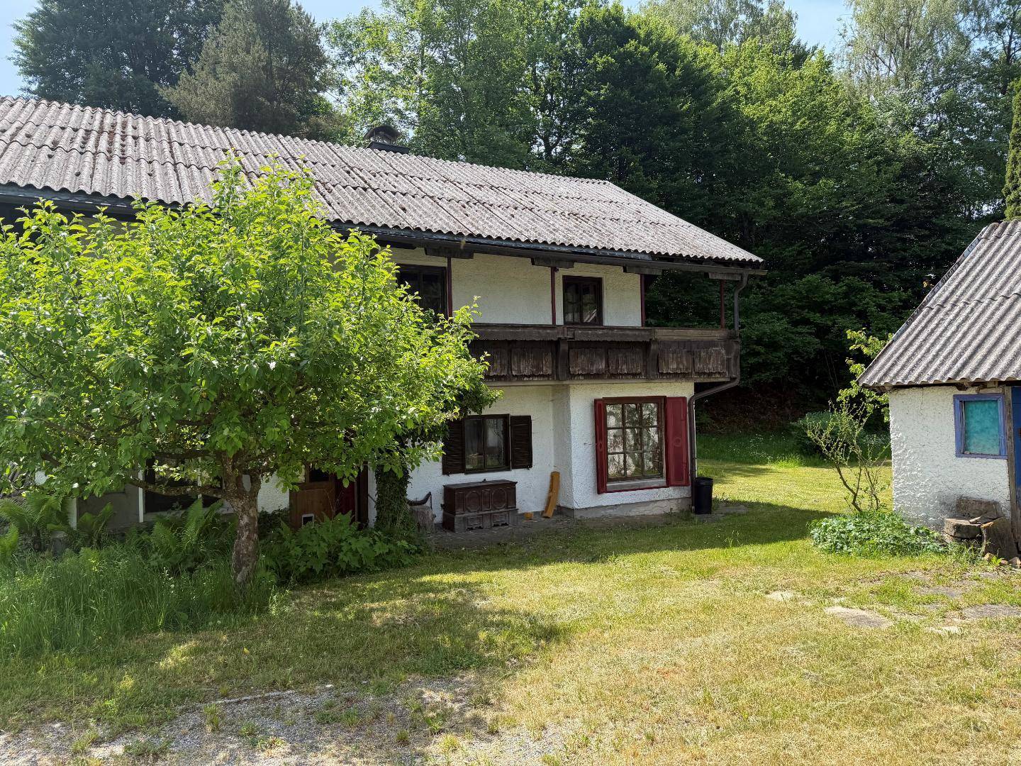 Salzburg Anthering: 2.248 qm Liegenschaft in idyllischer Alleinlage mit charmantem Landhaus und Nebengebäude - Ansicht 2