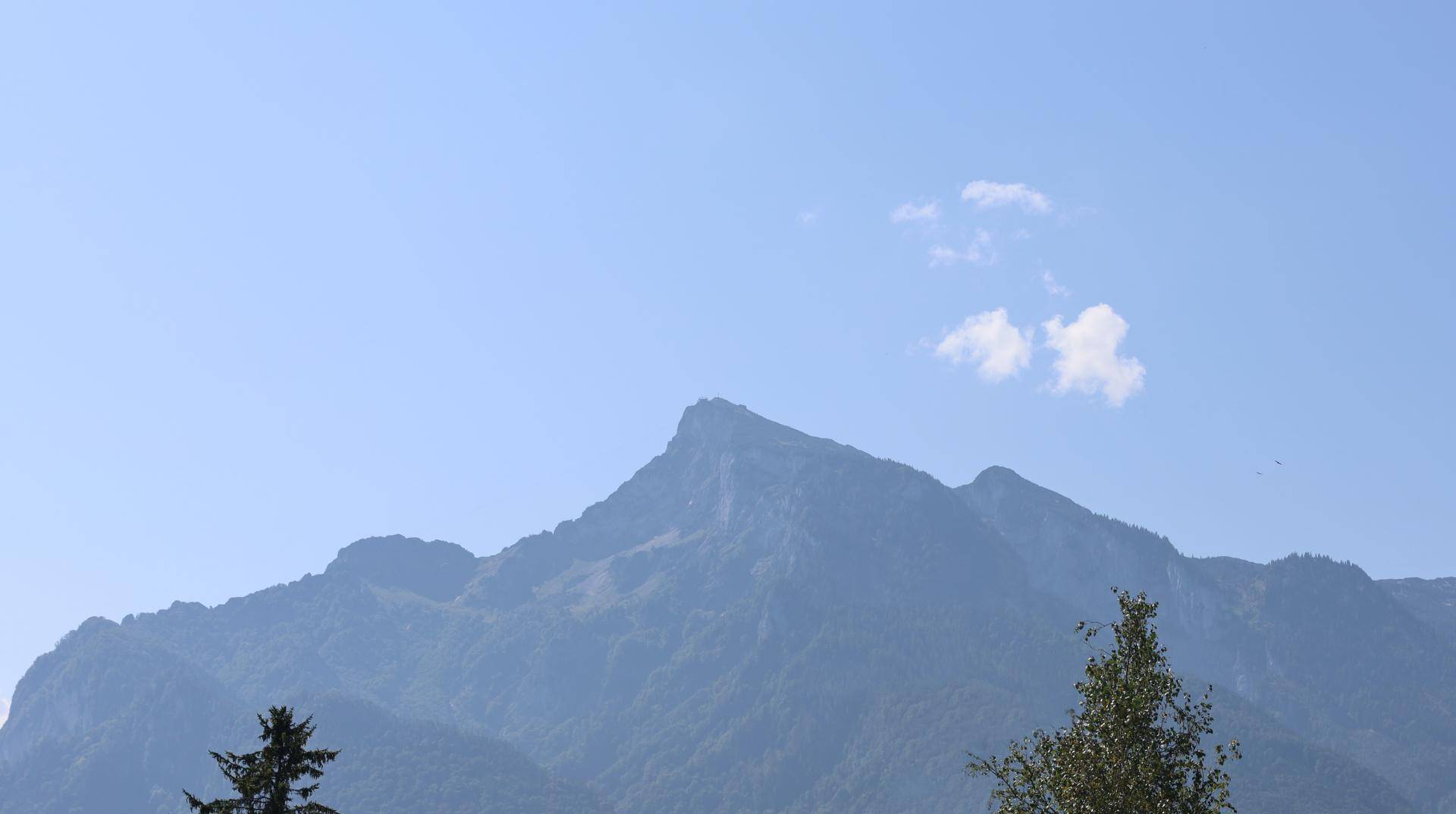 Panoramablick auf majestätische Berge unter einem klaren blauen Himmel.