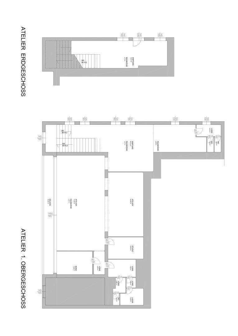 Grundrissplan zeigt das Erdgeschoss und Obergeschoss eines Ateliers mit mehreren offenen Räumen und einem Balkon.
