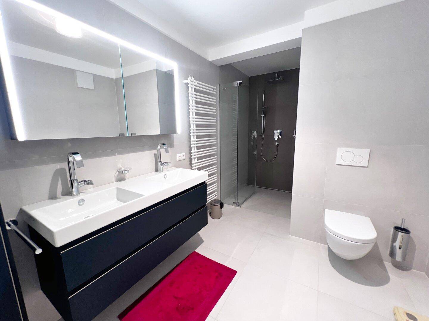 Badezimmer 1 (2. Ebene)