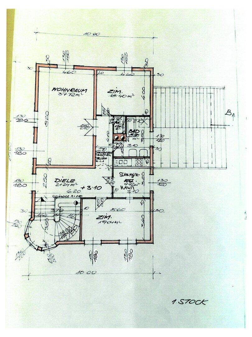 Grundriss des ersten Stocks mit Schlafzimmern, Bad und Balkon.