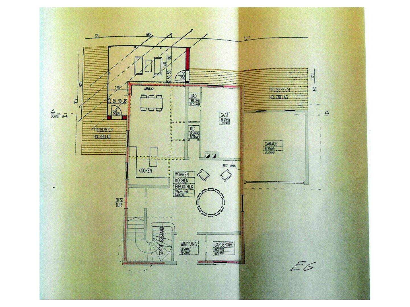Grundriss des Erdgeschosses mit Küche, Wohnbereich, Bibliothek und Garage.