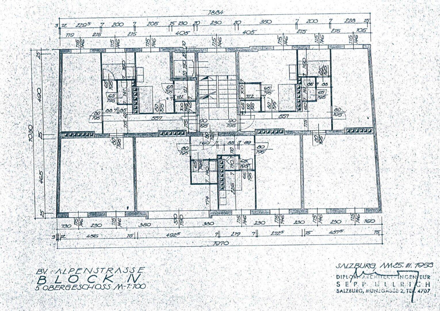 Detaillierter Grundriss eines Obergeschosses mit mehreren Wohneinheiten und Maßangaben.