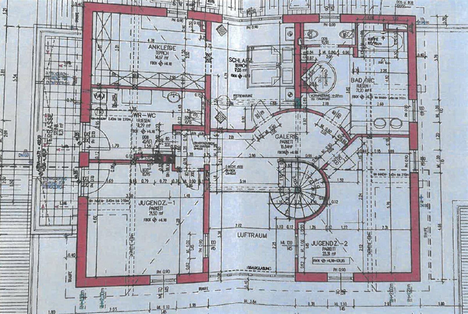Grundriss des Dachgeschosses mit Schlafzimmern, Ankleidebereich und Bädern, inklusive Luftraum.