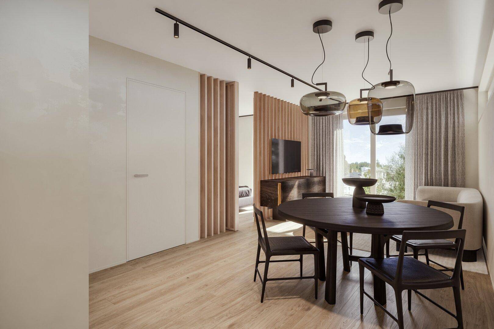 Moderner Essbereich mit Holzboden, stilvollen Pendelleuchten und dekorativem Raumteiler.