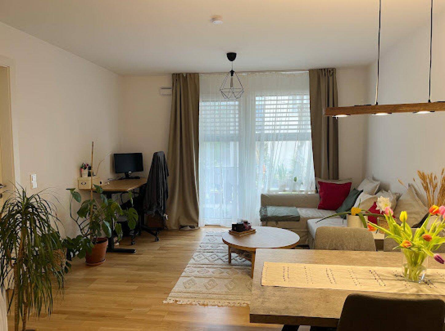 Heller und geräumiger Wohn- und Essbereich mit viel Tageslicht und modernem Interieur.