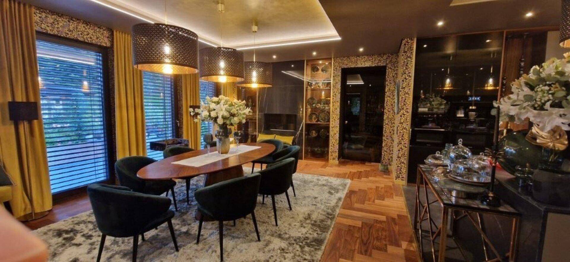 Geräumiger Essbereich mit elegantem Holztisch, Samtstühlen und Blick ins Grüne.