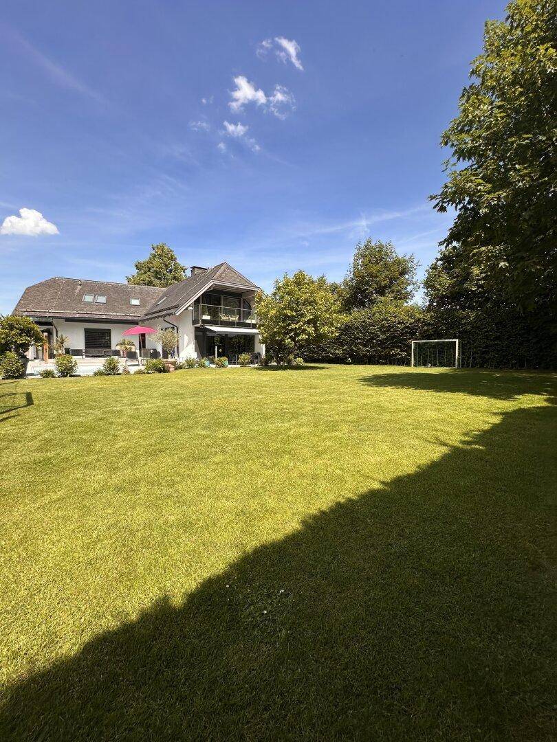 Großer Garten mit weitläufiger Rasenfläche und einem kleinen Fußballtor, ideal für Freizeitaktivitäten.