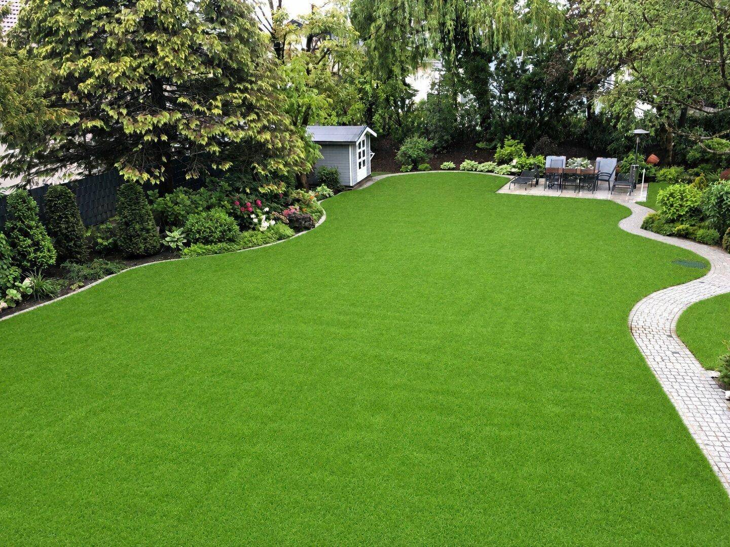 Großer, gepflegter Rasenbereich mit Gartenhaus, geschwungenem Weg und Sitzgelegenheiten im Hintergrund.