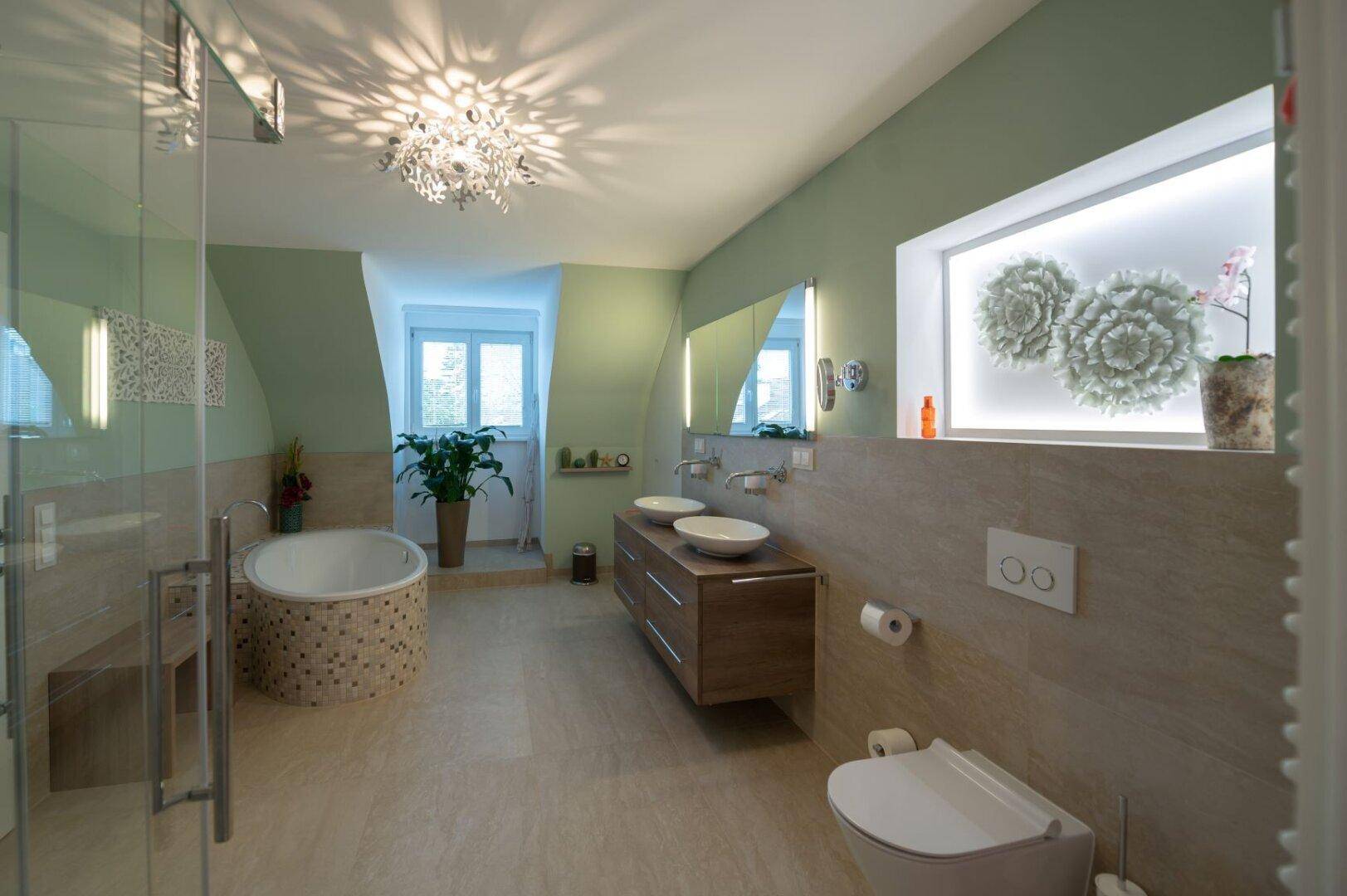 Modernes Badezimmer mit Doppelwaschbecken, großer Dusche und Fenster für natürliches Tageslicht.