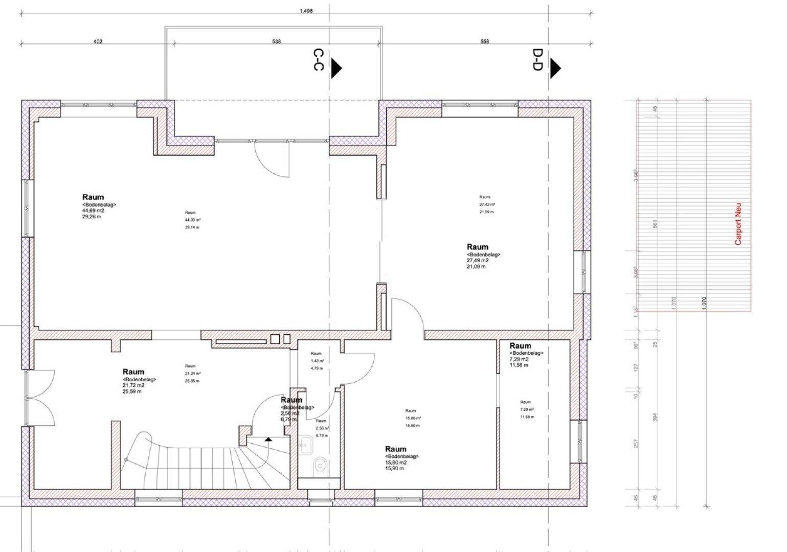 Grundriss des Obergeschosses mit mehreren Räumen, Treppenaufgang und angrenzendem Carport.