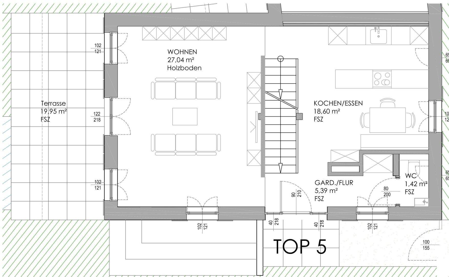 Grundriss des Erdgeschosses mit offenem Wohn-Essbereich, Küche, Gäste-WC und großer Terrasse.