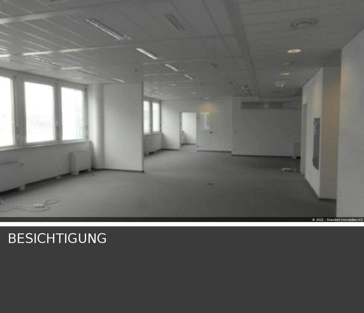 Heller, leerer Büroraum mit Teppichboden und mehreren Fenstern, bereit für die individuelle Gestaltung.