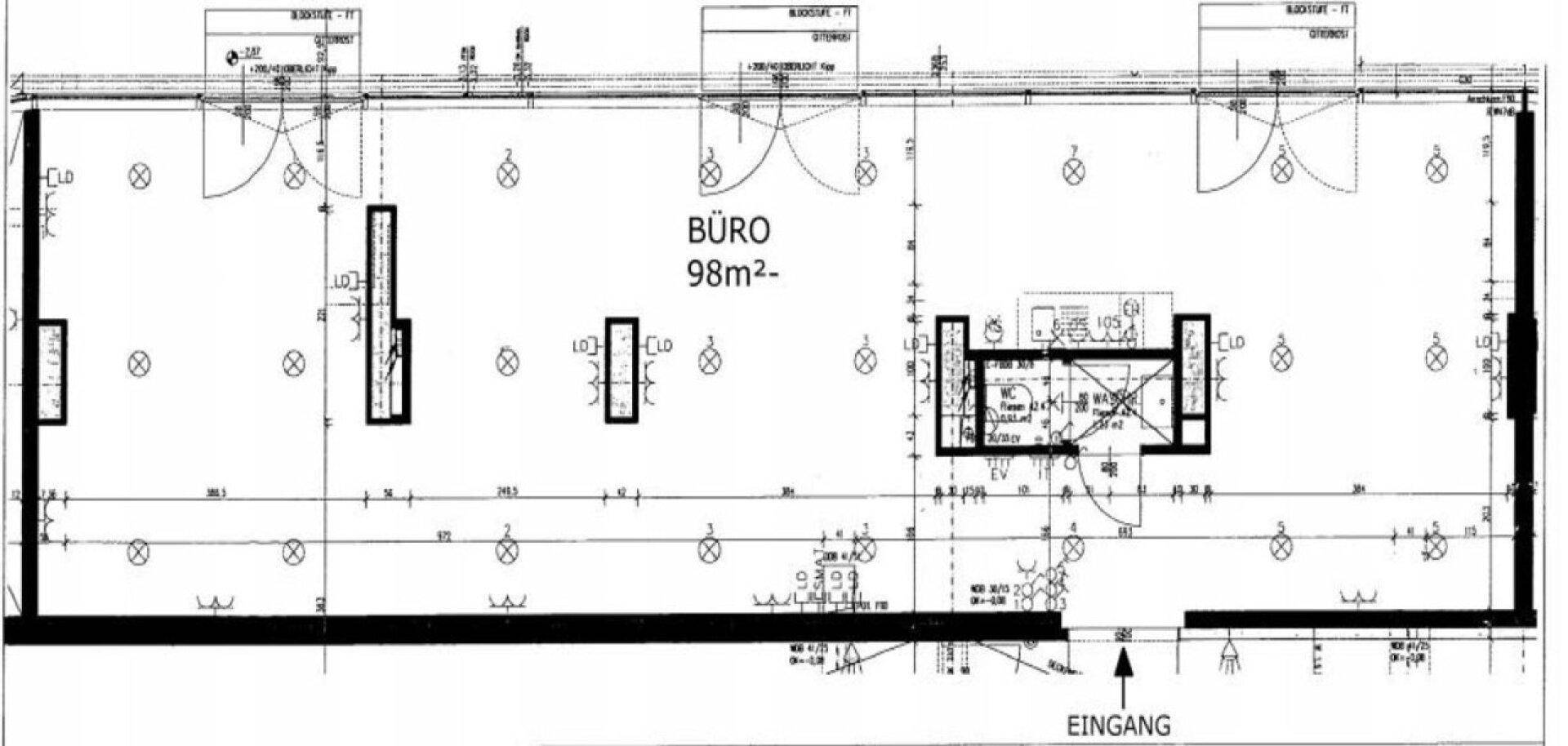 Grundrissplan eines Bürobereichs von 98m² mit Eingang und Fensterfronten.