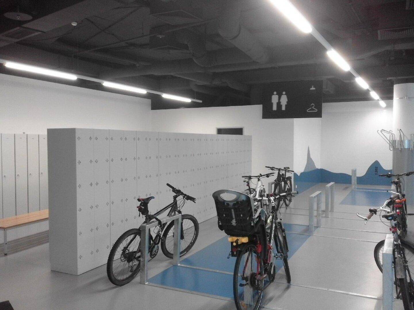 Fahrradraum mit sicheren Spinden und Abstellmöglichkeiten für Fahrräder, inklusive Umkleidebereich.