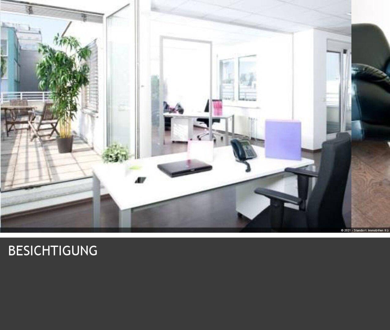 Helles Büro mit Zugang zu einer Terrasse, modernen Arbeitsplätzen und viel Tageslicht für angenehmes Arbeiten.