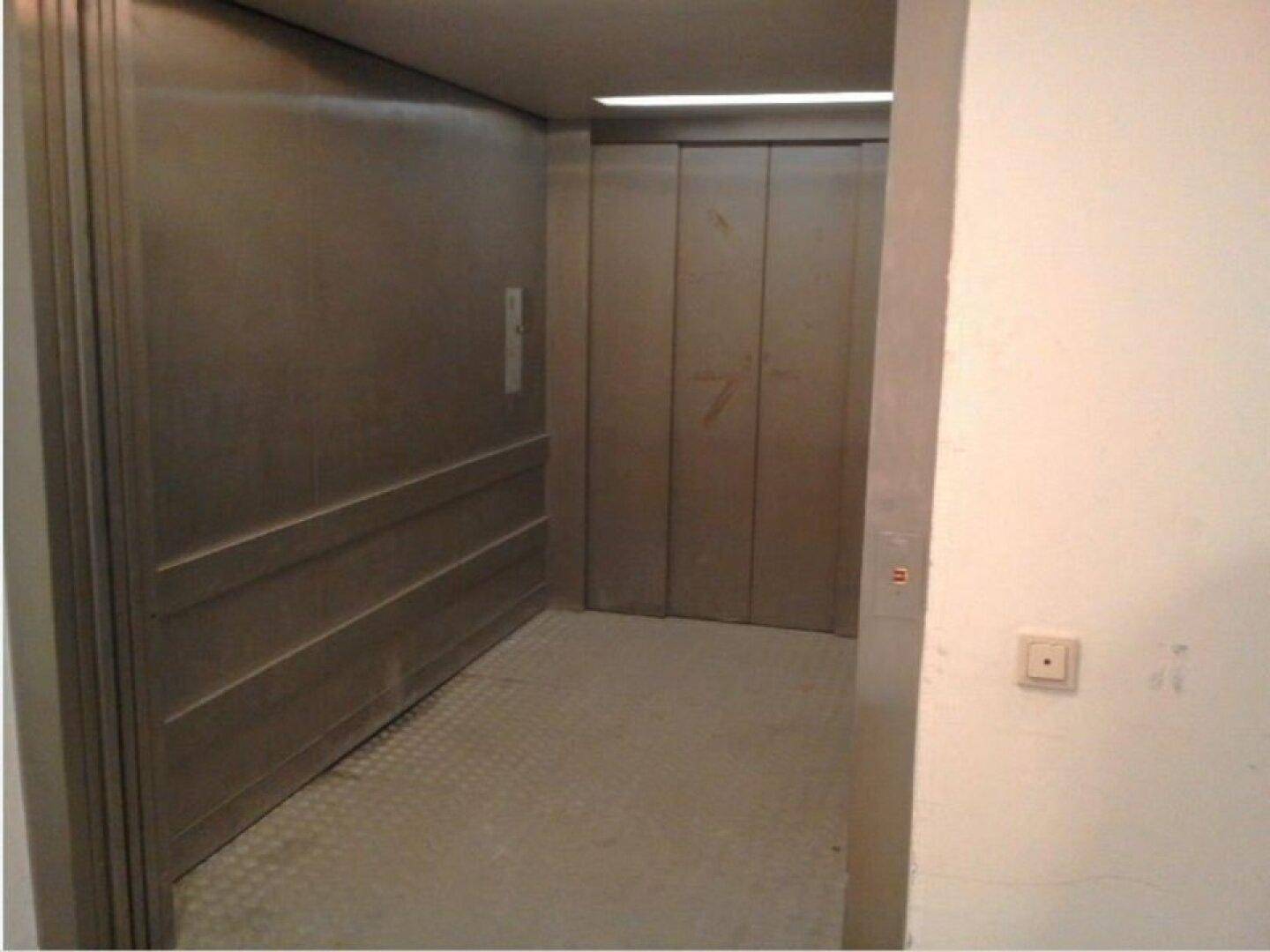 Geräumiger Aufzug mit Metallverkleidung und rutschfestem Boden, bereit zur Nutzung.