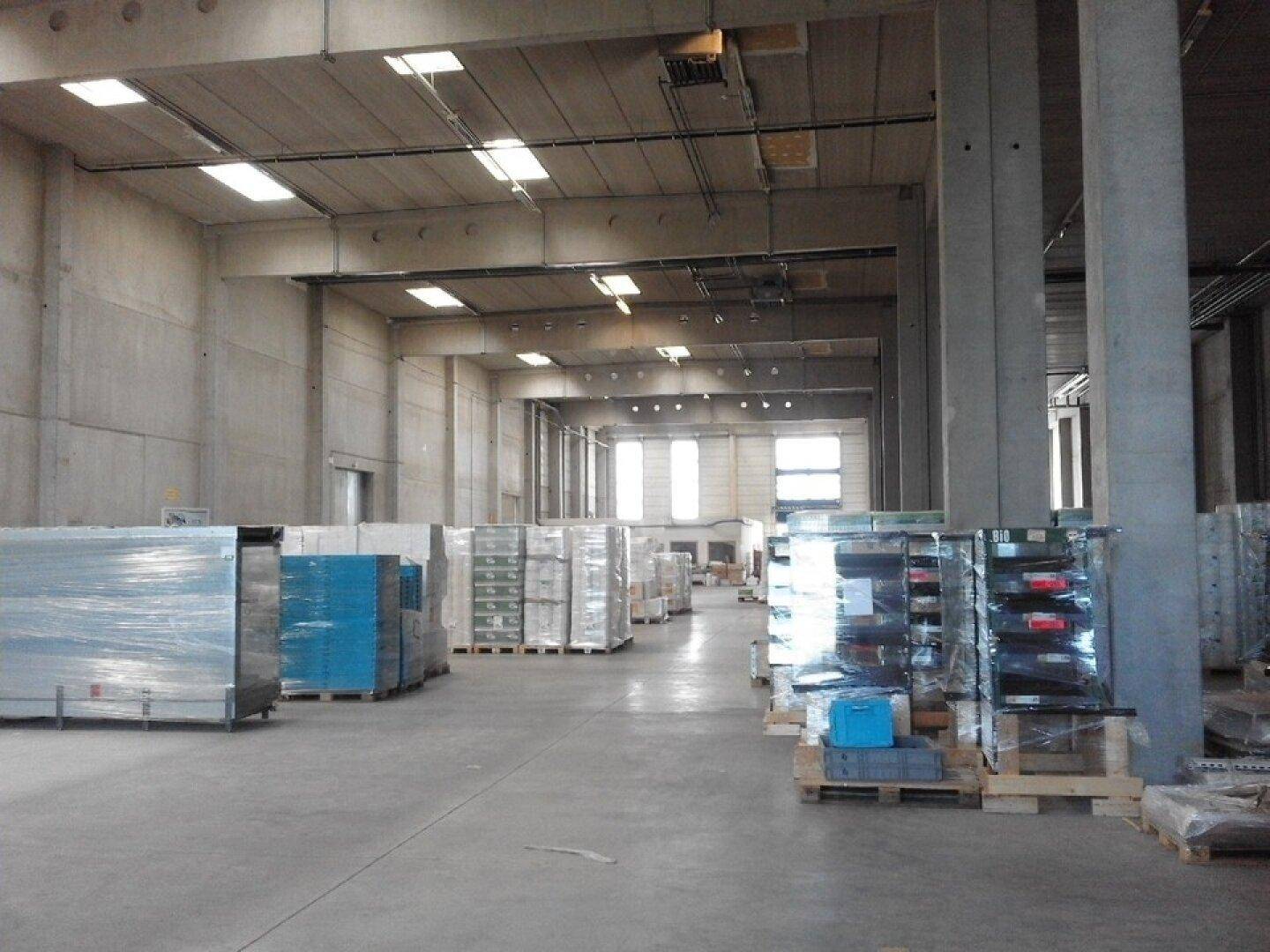 moderne Lagerhalle + eingebautes Büro, 4 Rolltore mit überdachter Laderampe - Ansicht 5