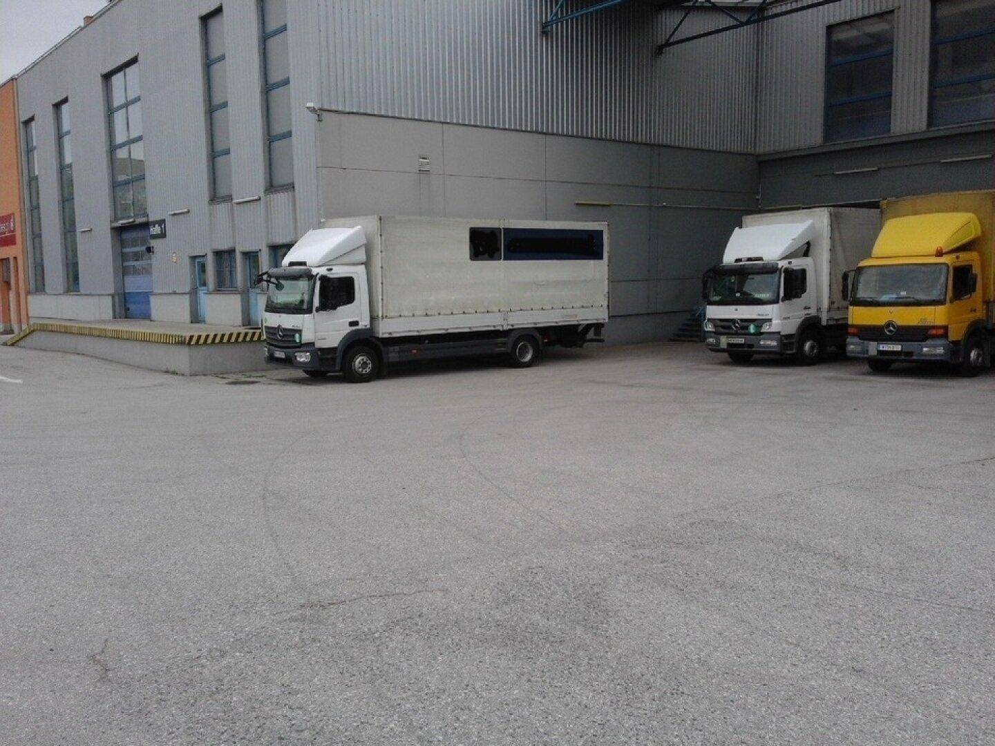 moderne Lagerhalle + eingebautes Büro, 4 Rolltore mit überdachter Laderampe - Ansicht 4