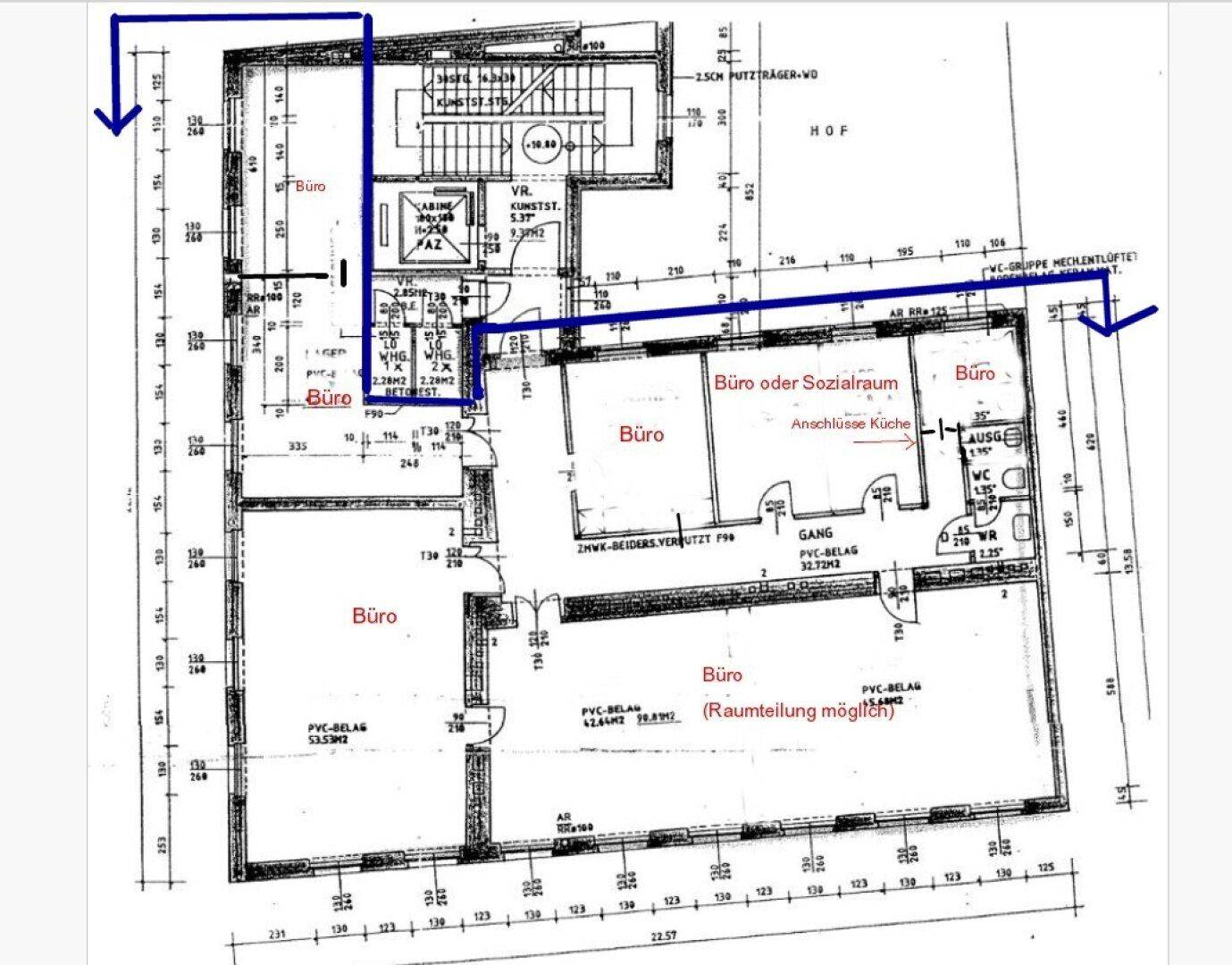 Detaillierter Grundriss eines Bürogebäudes mit mehreren Räumen, Flur, Toiletten und Anschluss für eine Küche.