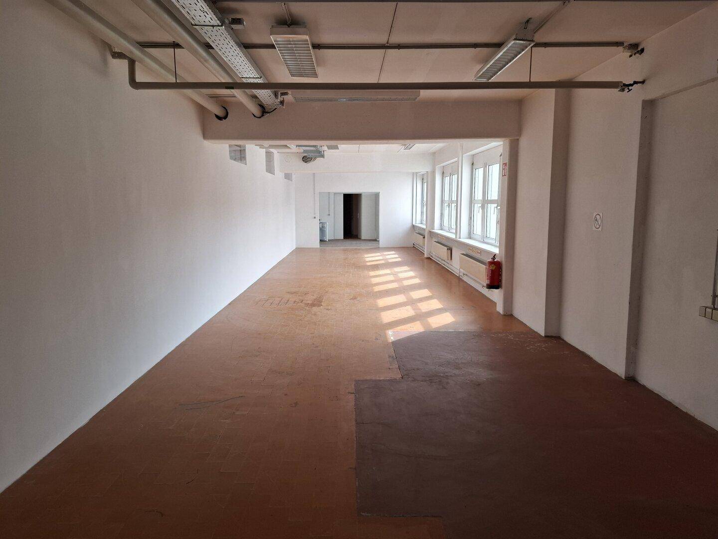 Lager-/Produktionsfläche + Bürofläche in Gewerbepark, Stellplätze - Ansicht 5