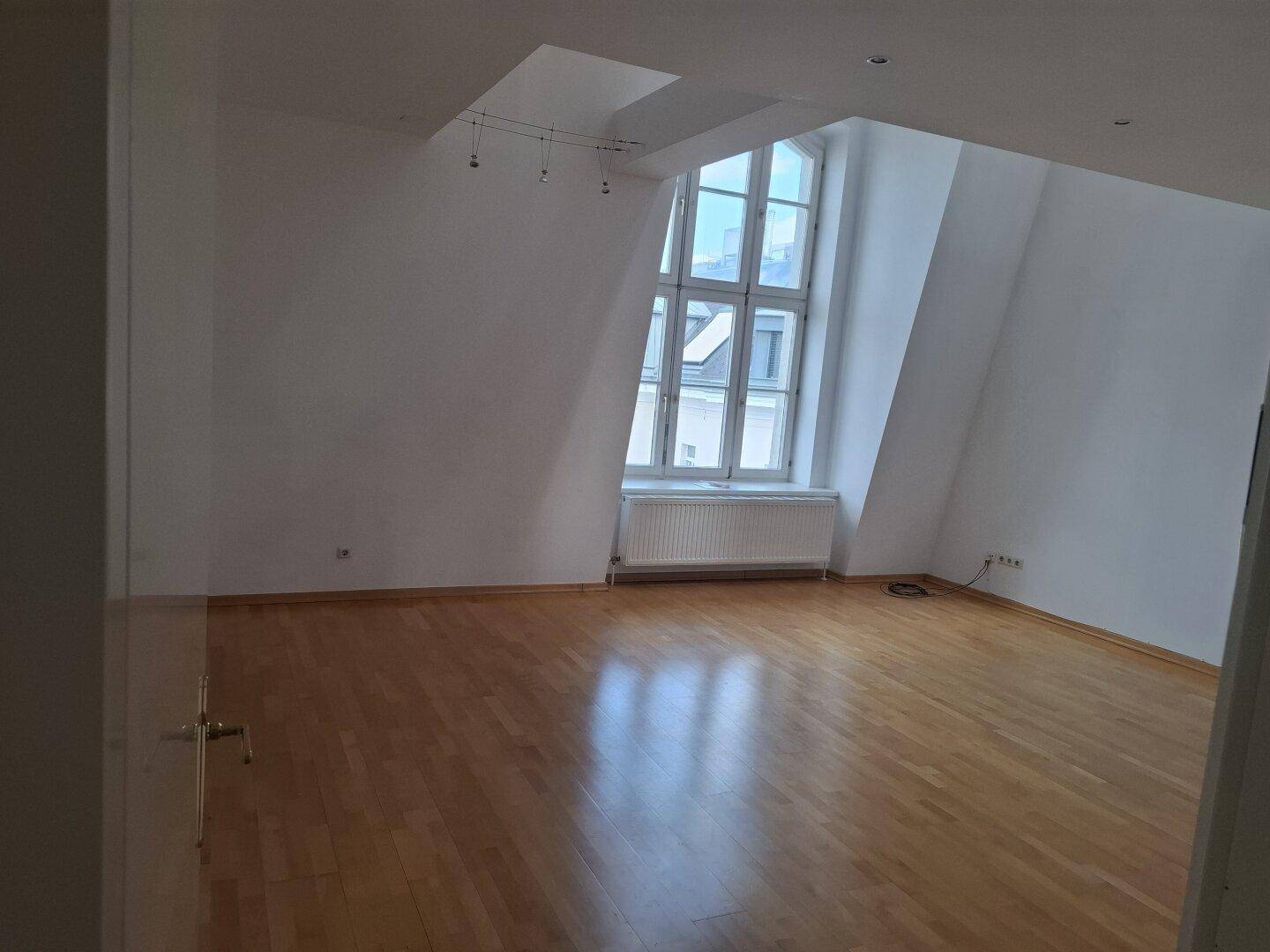 Dachgeschosswohnung, Terrasse, toller Ausblick, Jugendstilhaus nahe Neubaugasse / Mariahilfer Straße (U3) - Ansicht 3