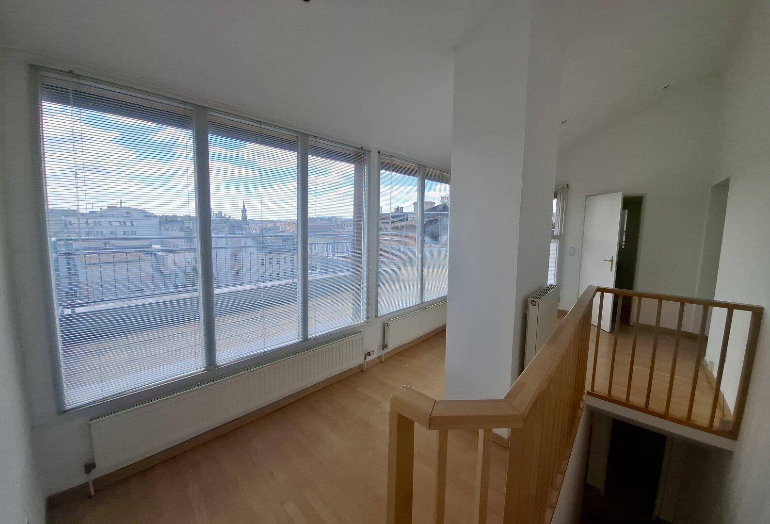 Dachgeschosswohnung, Terrasse, toller Ausblick, Jugendstilhaus nahe Neubaugasse / Mariahilfer Straße (U3) - Mehr