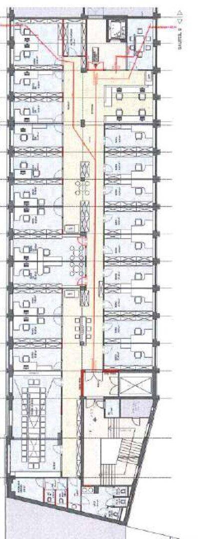 Detaillierter Grundriss eines mehrstöckigen Gebäudes mit zahlreichen Büroeinheiten und Gemeinschaftsbereichen.