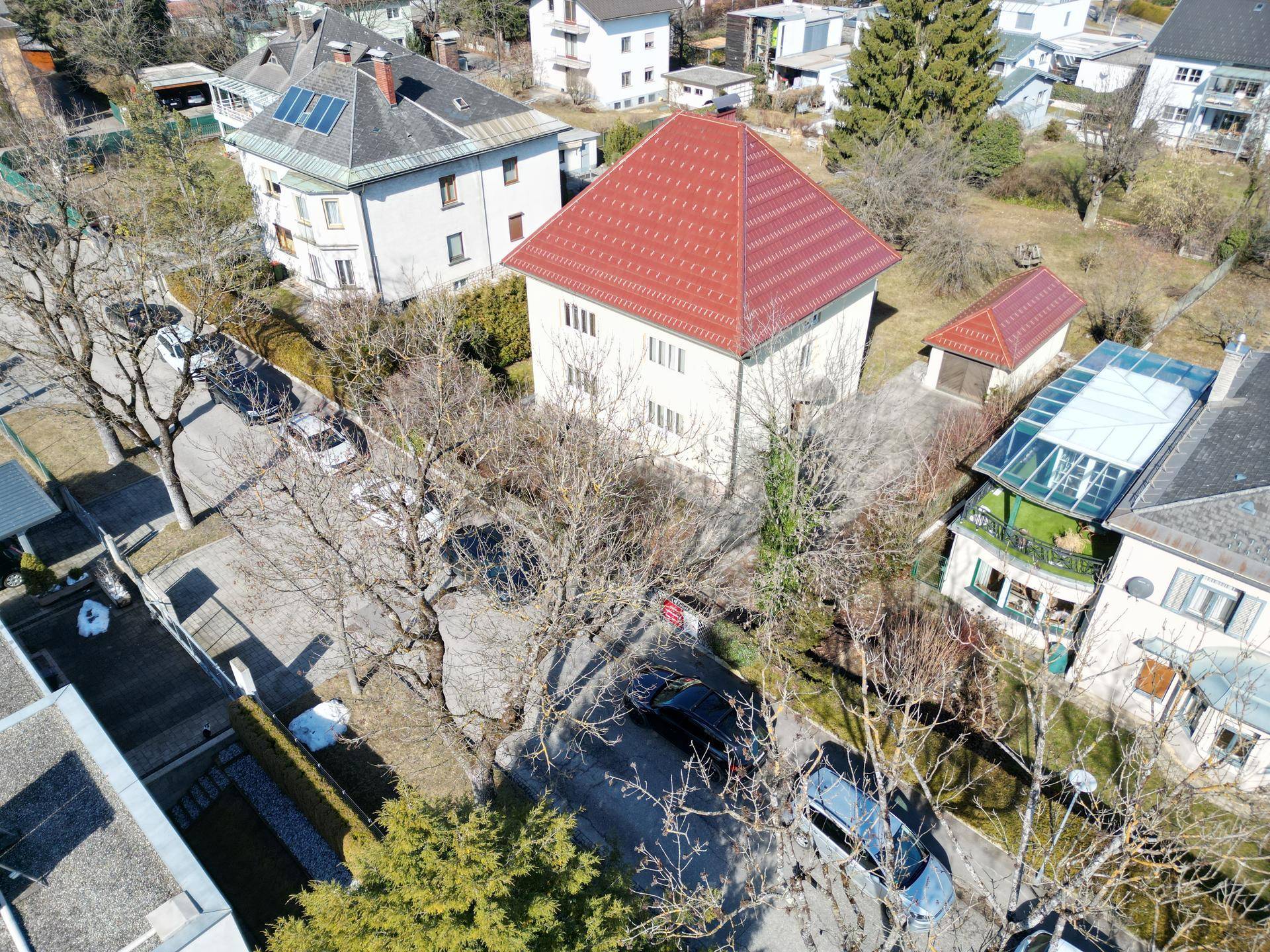 Vogelperspektive des Hauses mit umliegenden Straßen, Bäumen und weiteren Wohnhäusern.