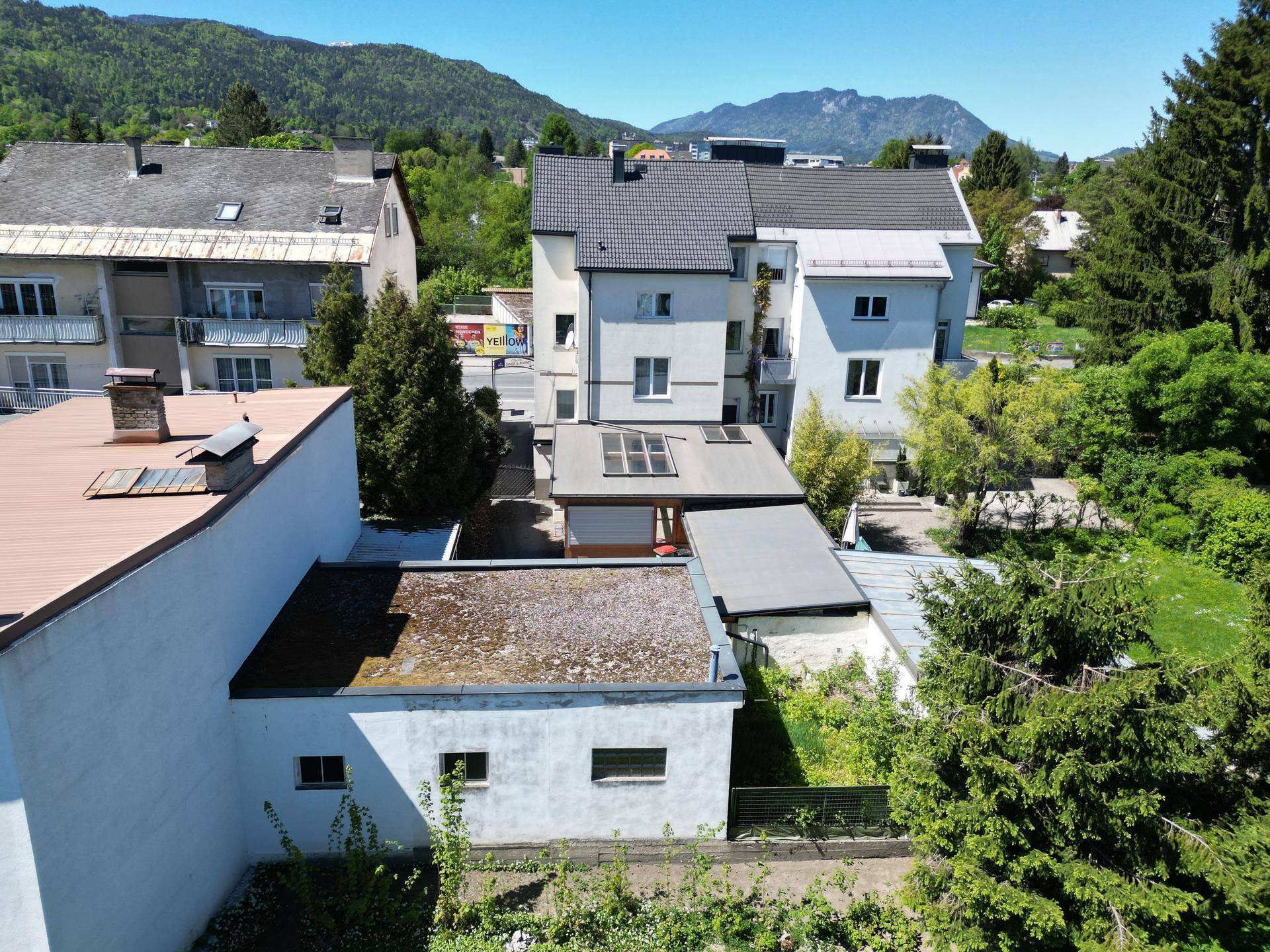 Weitläufige Luftaufnahme des Anwesens mit mehreren Gebäuden und viel Grün in der Umgebung.