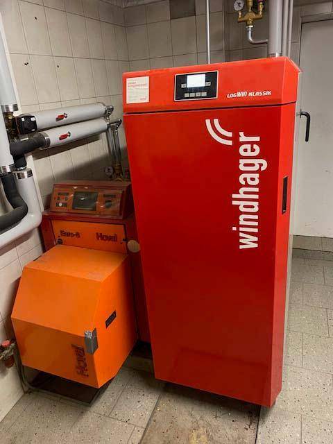 Moderner Heizkessel von Windhager in einem sauberen Technikraum mit effizienter Heizungsanlage.
