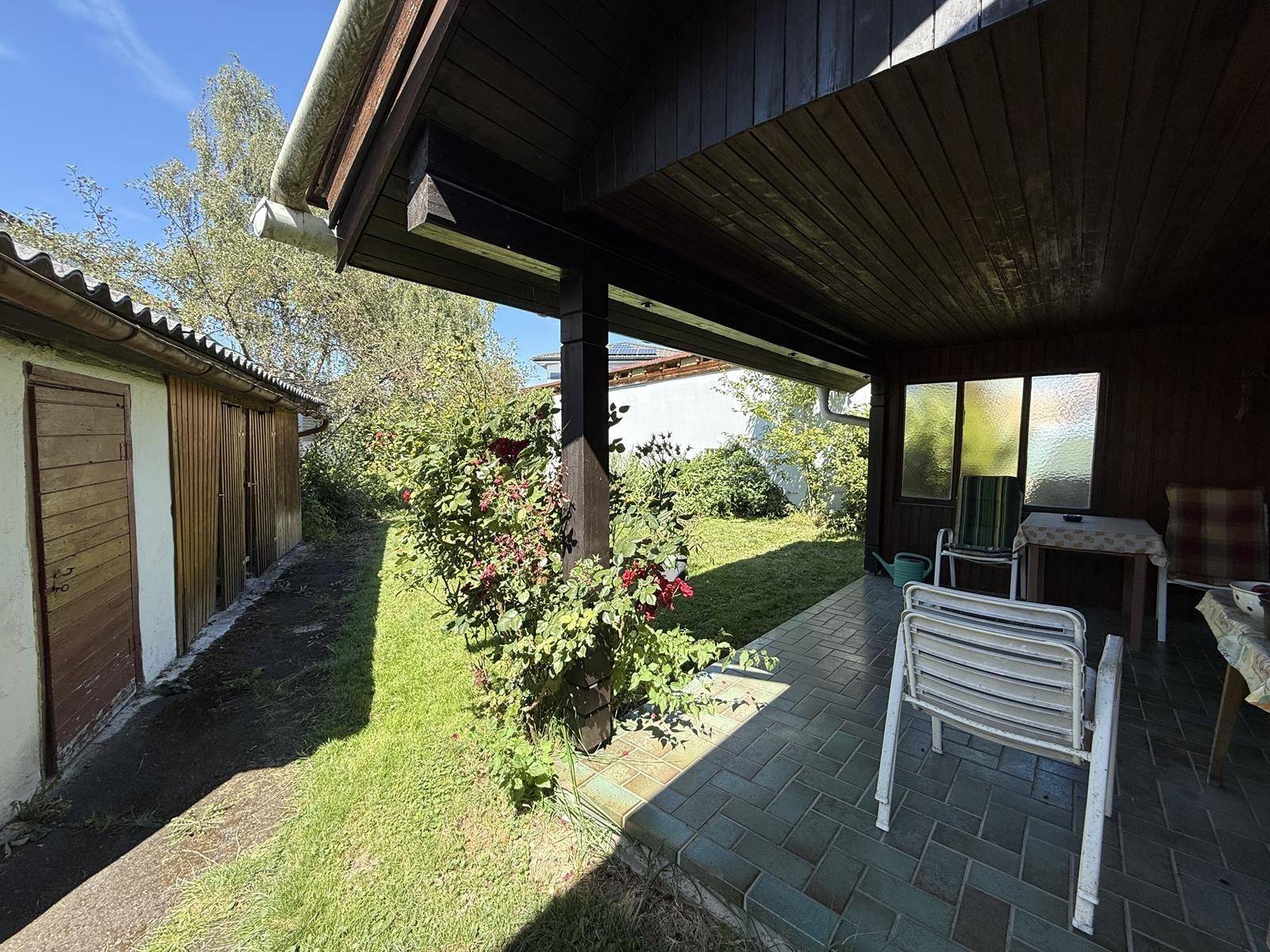 Terrasse und Gartenhaus