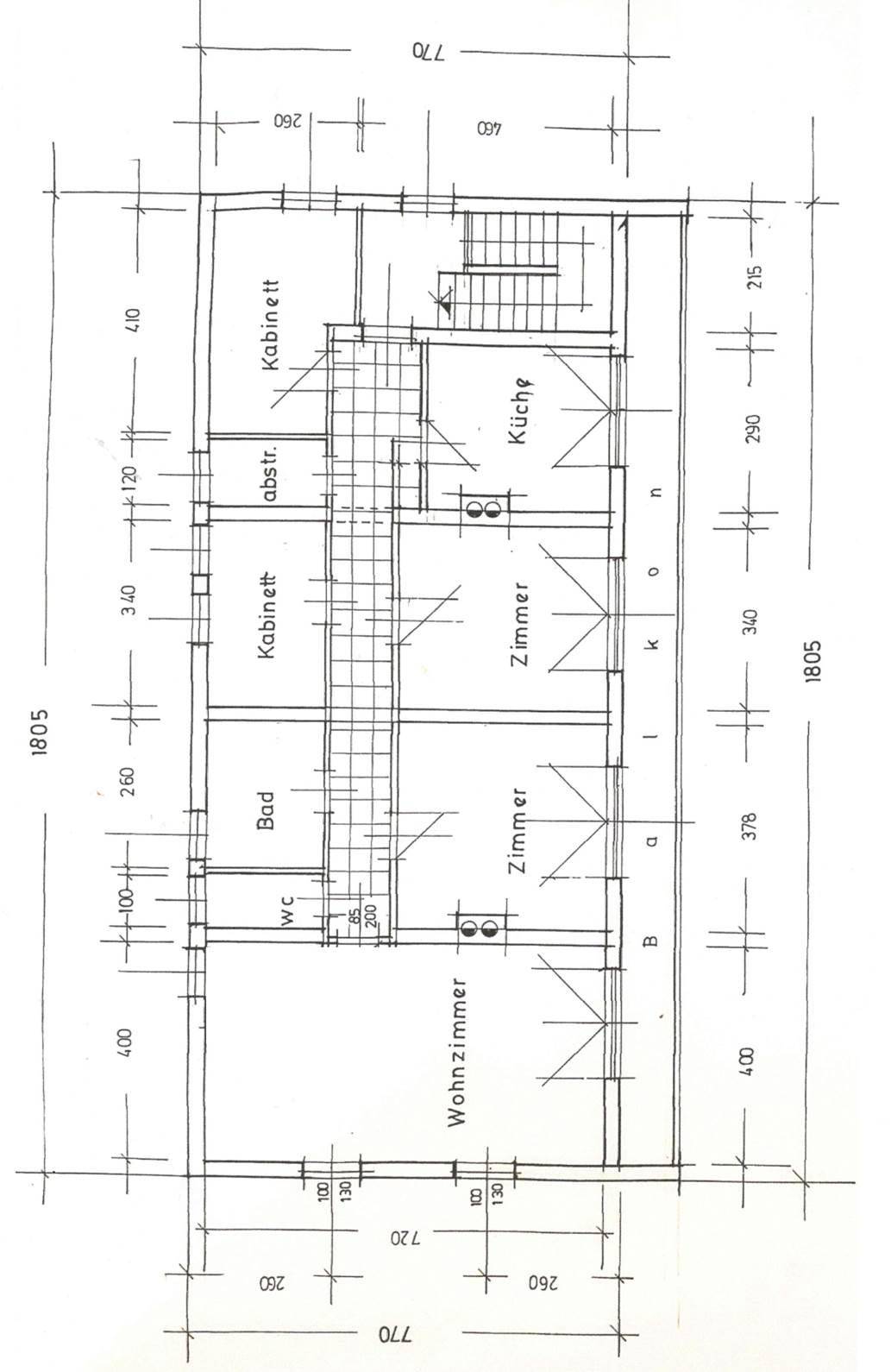 Detaillierter Grundriss einer Etage mit Wohnzimmer, Küche, Bad und mehreren Zimmern.