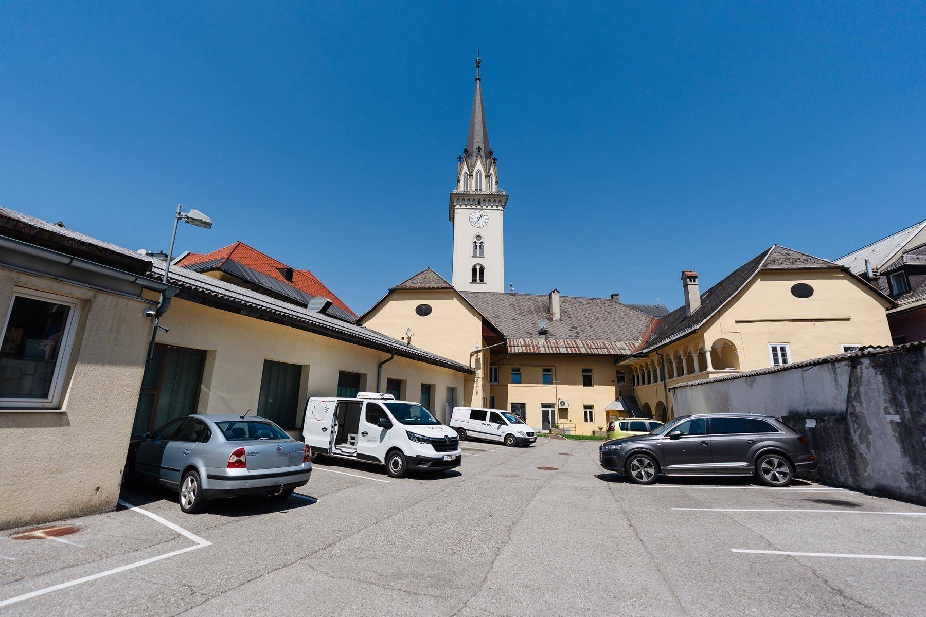 Innenhof mit Parkplätzen