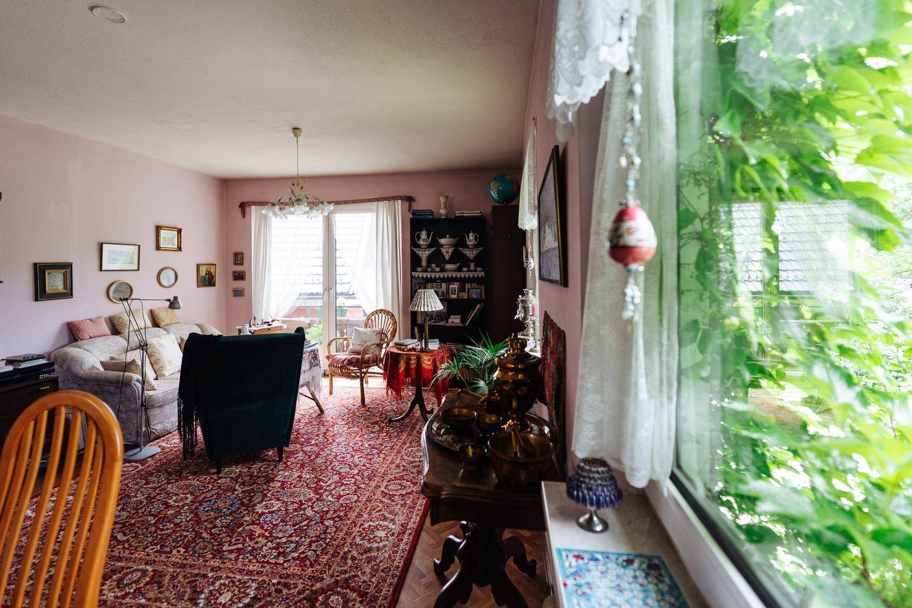 Wohnbereich mit Blick auf den Garten durch das Fenster und traditioneller Einrichtung.