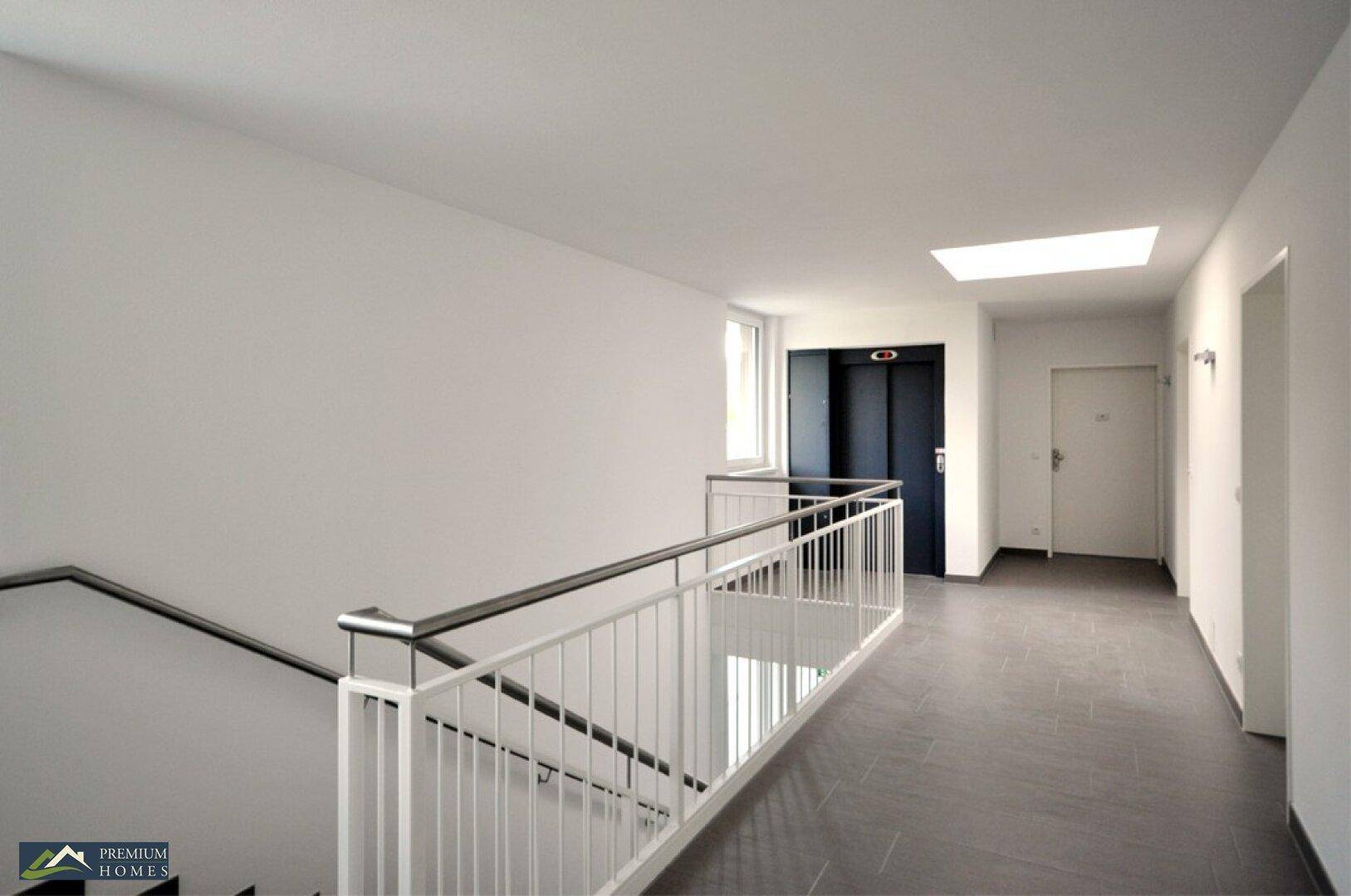 Mietwohnung Top 9 Kundl: K1 _Der Gipfel des Wohnens_81,96 m²_Gang_Stiegenhaus